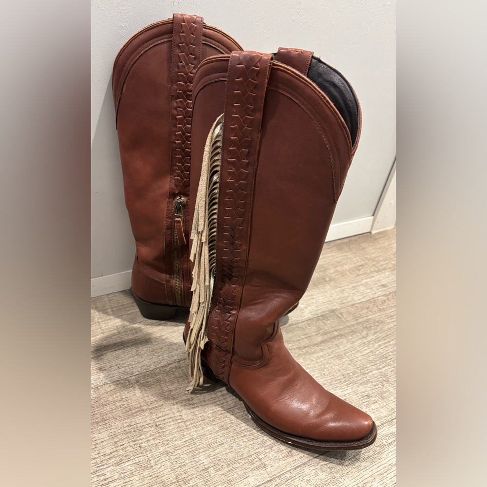 LANE BOOTS. Like new w removable fringe.